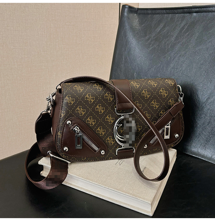 Bolso pequeño estilo motocicleta fresco de moda para mujer 2025 nuevo bolso de cadena de diseño de nicho bolso de mensajero de hombro de moda de primavera y verano