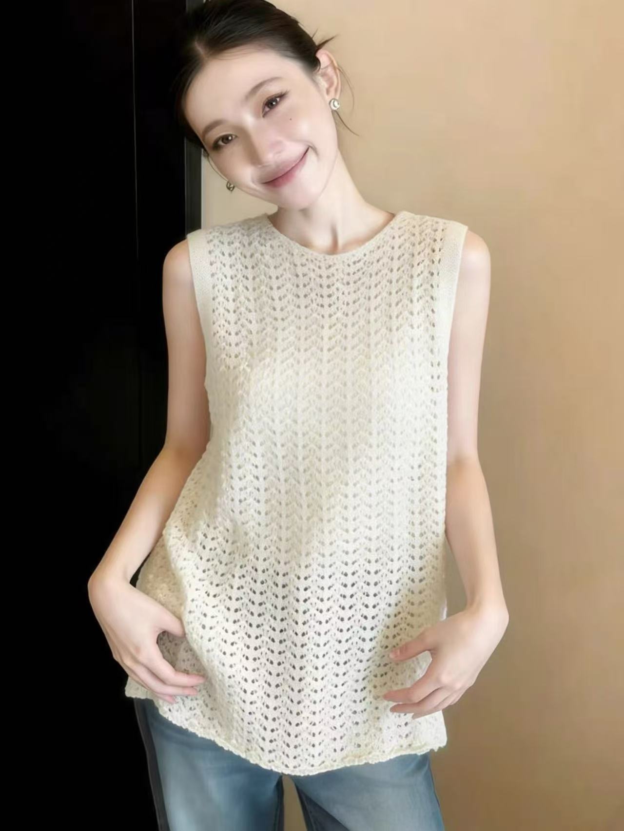 Áo thun nữ cổ tròn chạm rỗng không tay dáng rộng phong cách Hàn Quốc — màu trắng