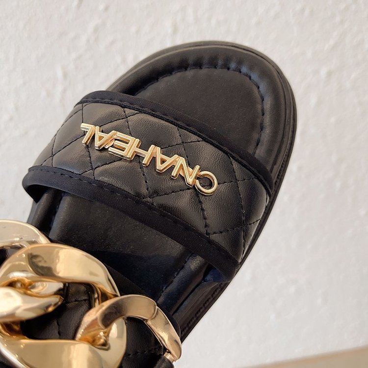 Damen-Oberbekleidung, Keilabsätze, Influencer-Intrend-Sandalen, 2021 neuer Mode-Tanga mit Metallkette und dicker Sohle_voghion.com