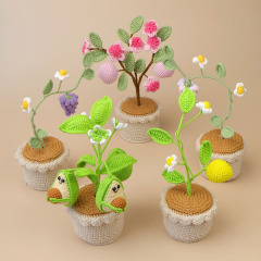 完成したかぎ針編みウールアボカドピーチフルーツ鉢植え模擬緑植物装飾品卒業シーズン教師の日ギフト