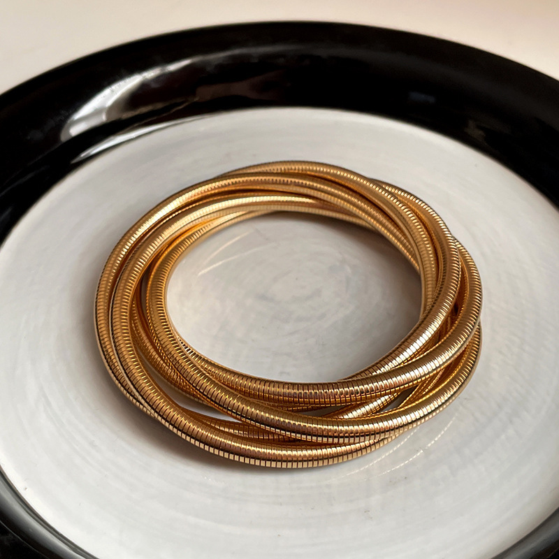 欧米のクロスボーダーにジルコンを入れて、ブレスレットを開けます。