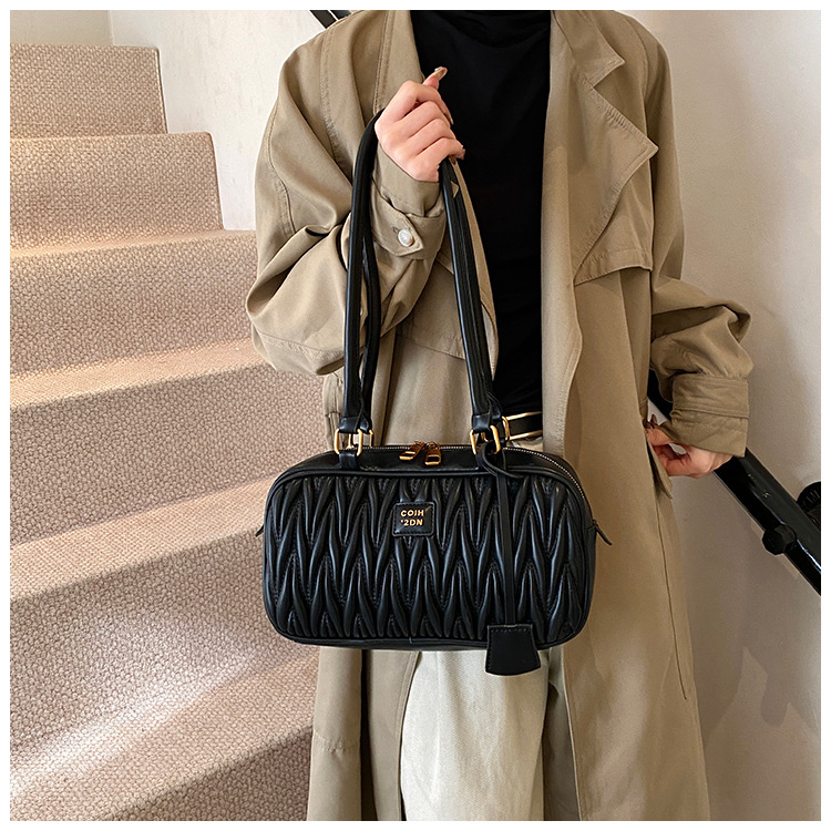 Retro bag for women, large capacity, new 2024 autumn and winter versatile, niche design, single-shoulder underarm bag, commuting pillow bag undefined