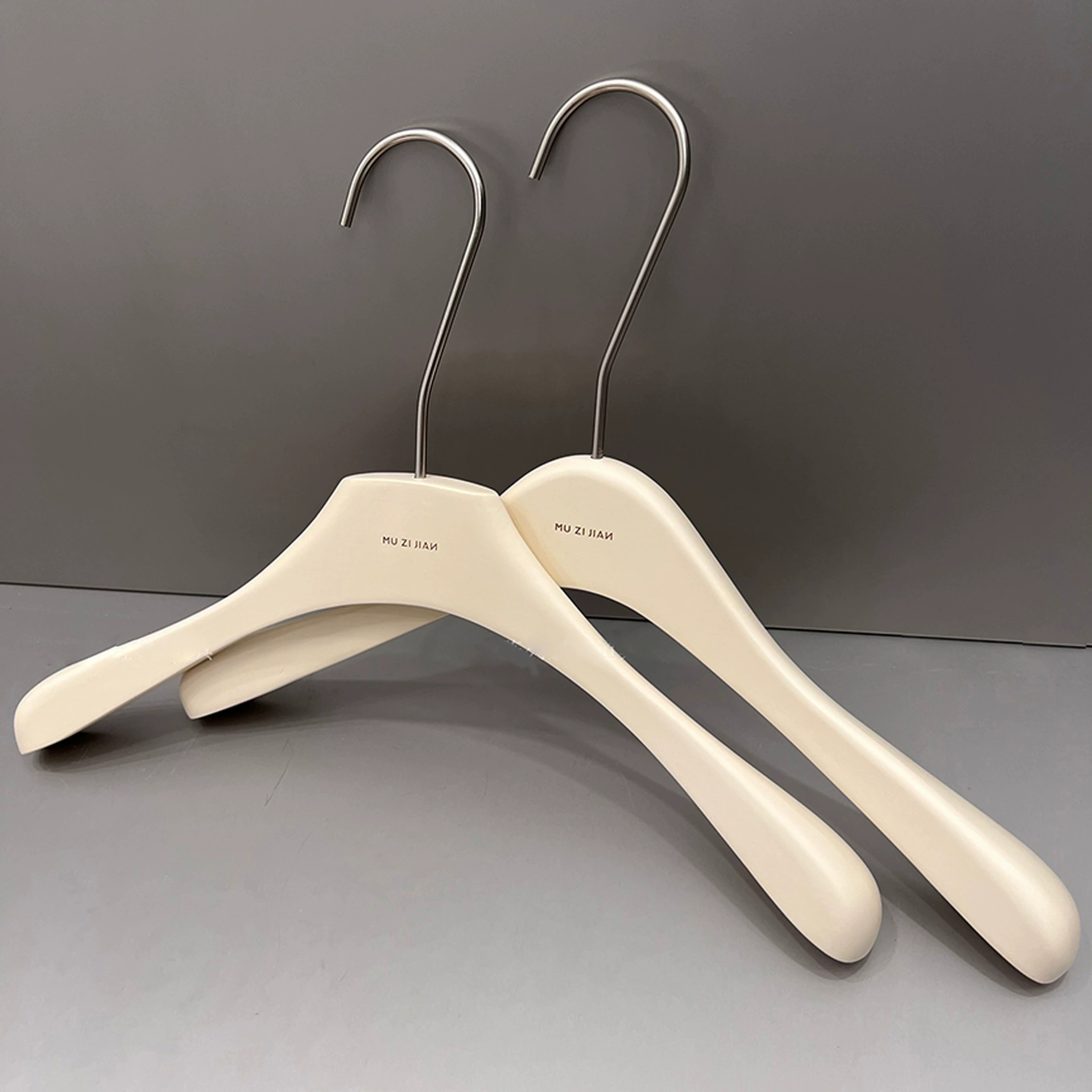 White hanger from natural wood, elite non-slip overall, internet celebrity, city style, wholesale