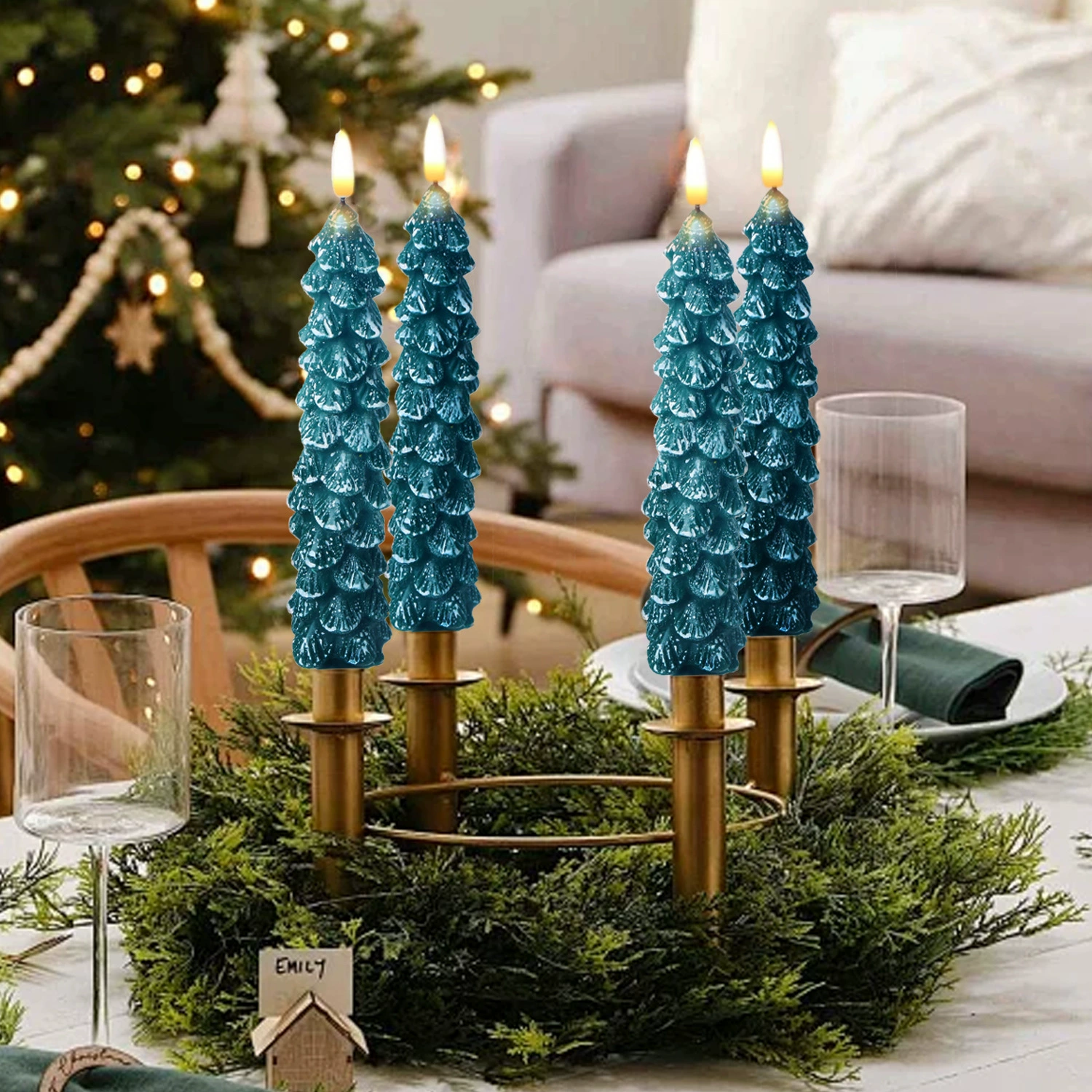 Новогодняя декоративная свеча из настоящего воска, имитирующая абразивную искусственную елку, от производителя.