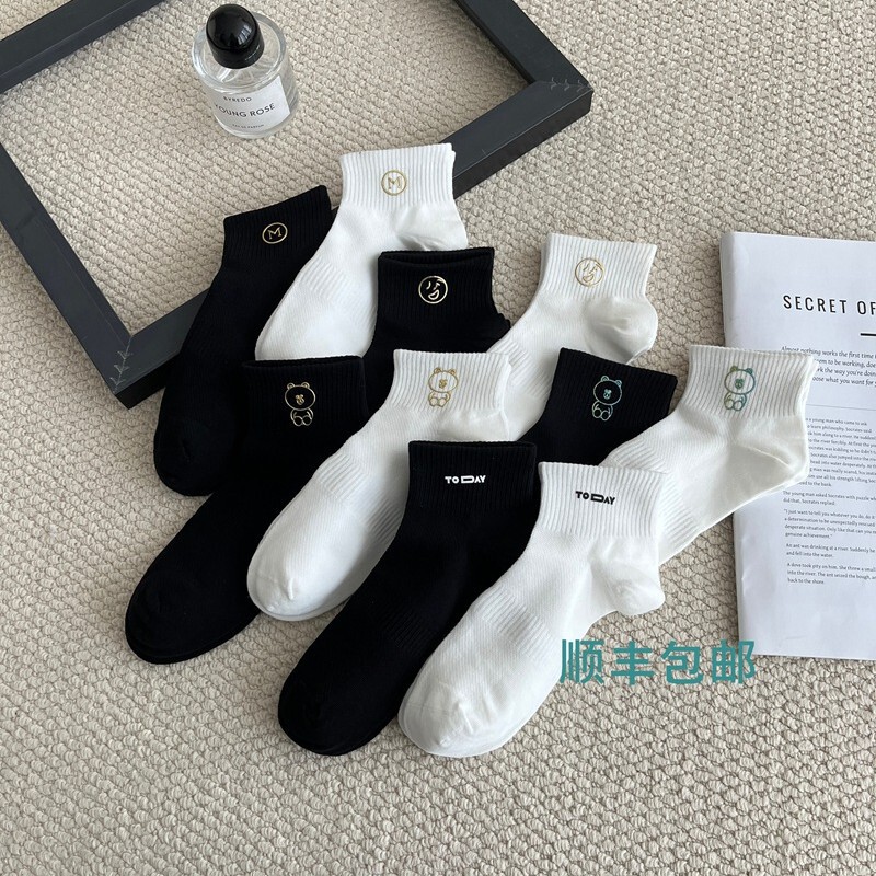 2025 Thin Embossed Simple Sports Socks European New Versatile Short Fashion Black and White Trendy Socks with Seamless Toe