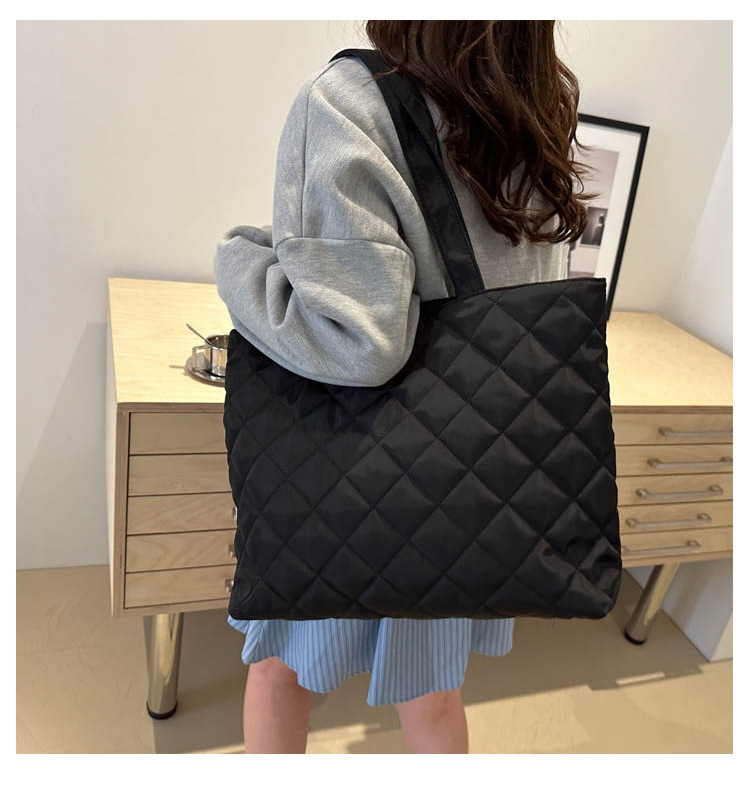 A new large-capacity diamond-shaped commuter handbag and fashionable single-shoulder tote bag for women in the niche cotton-padded jacket bag for autumn and winter 2024 undefined