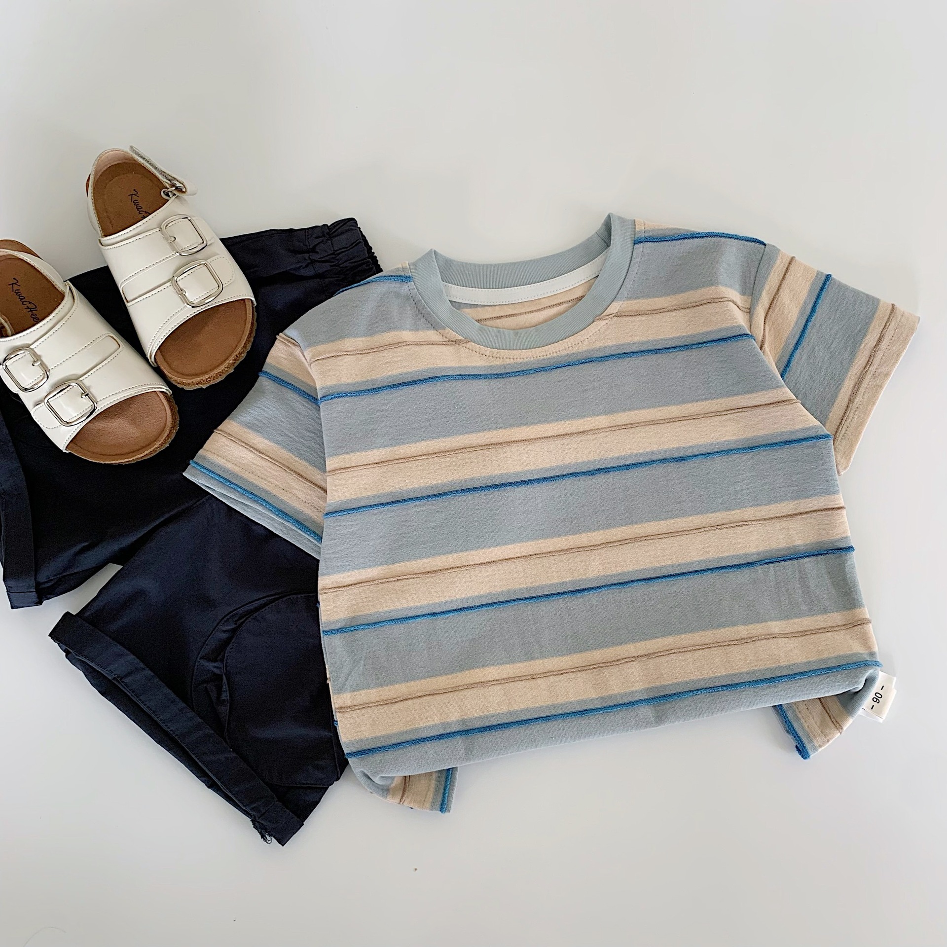 Camiseta de manga corta de verano para niños Maibao 2025 nuevo jersey a rayas para niños coreanos Huzhou Zhili una categoría de ropa para niños