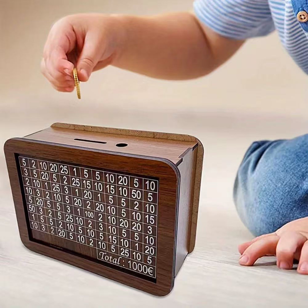 El depósito de madera solo puede depositar o retirar el plan de ahorro digital, el papel moneda, las monedas se pueden almacenar en adornos de escritorio de alto valor nominal.