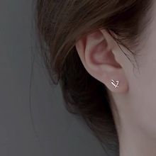 S925银针镂空爱心耳钉女气质甜美简约ins设计感2022年新款潮耳饰