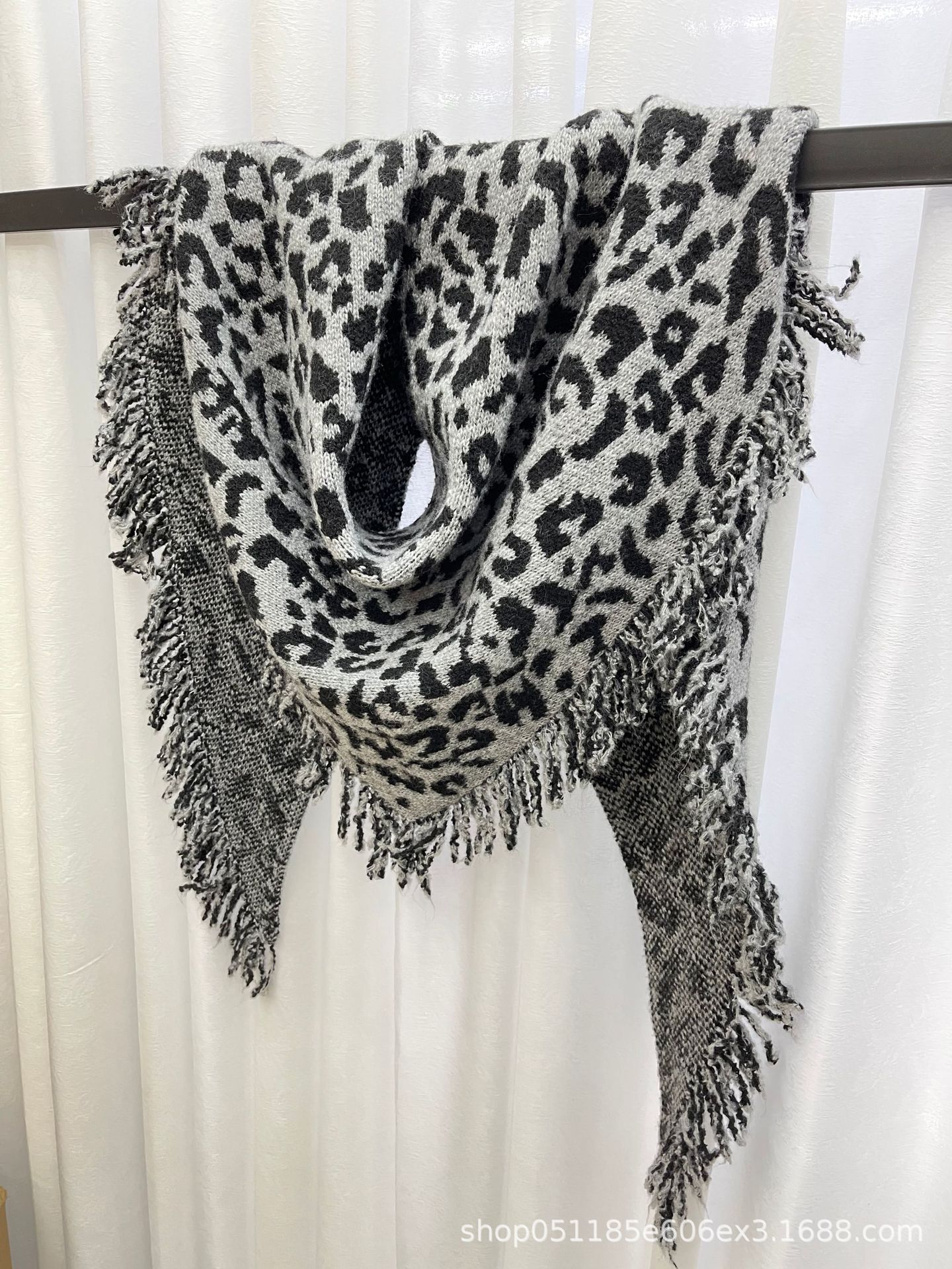 그레이와 블랙 레오파드 프린트