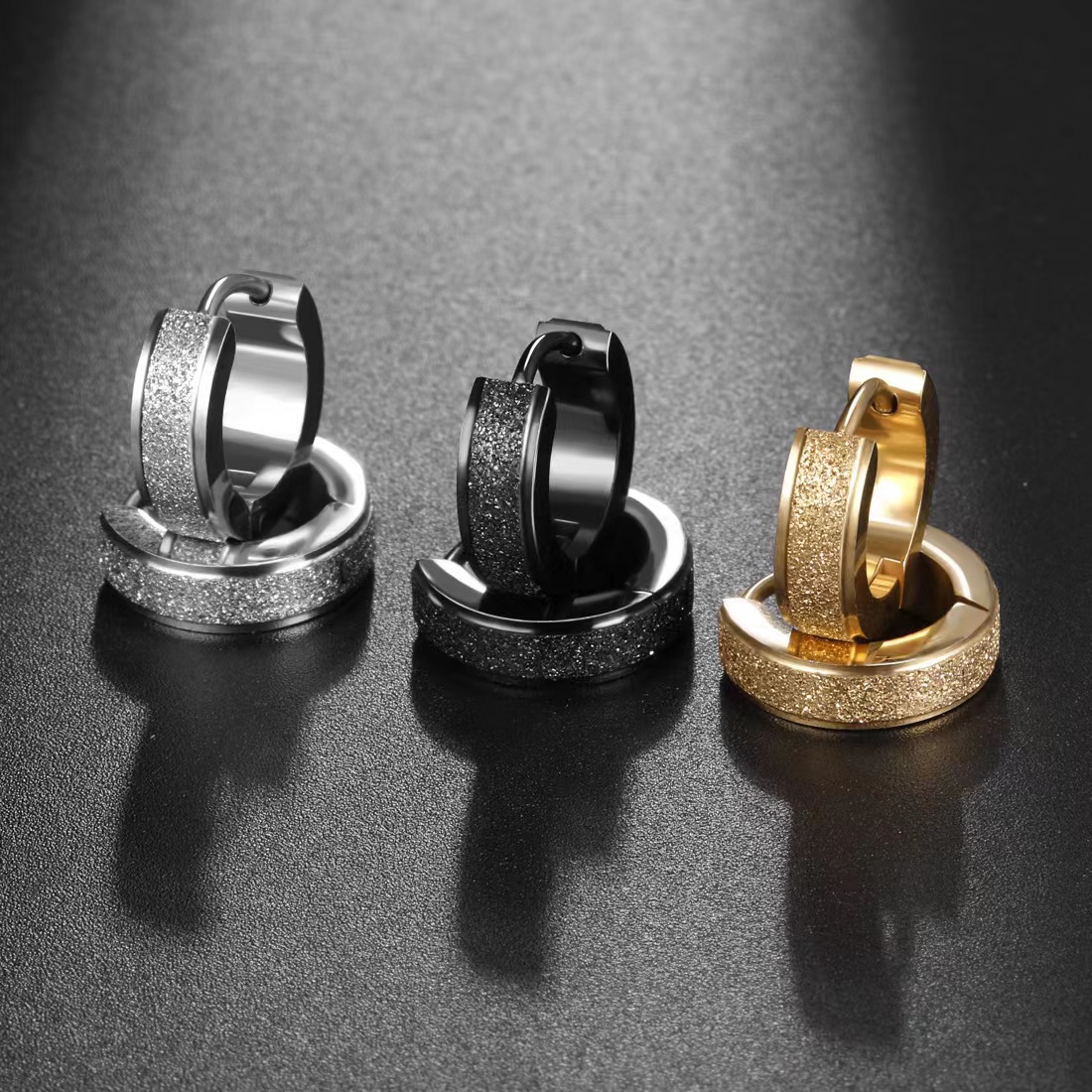 Boucles d'oreilles unisexes sablées et givrées, bicolores noires, en acier titane texturé à facettes, polies à la main_voghion.com