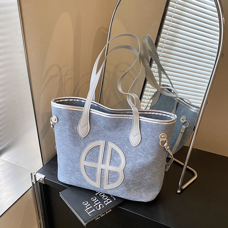 Bolso de axila de gran capacidad para viajeros 2025 nuevo bolso femenino casual bolso de hombro de estilo occidental elegante bolso de costura de color de contraste