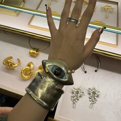 欧米重工誇張超現実主義芸術感赤青瞳目ブレスレット復古ファッション口輪