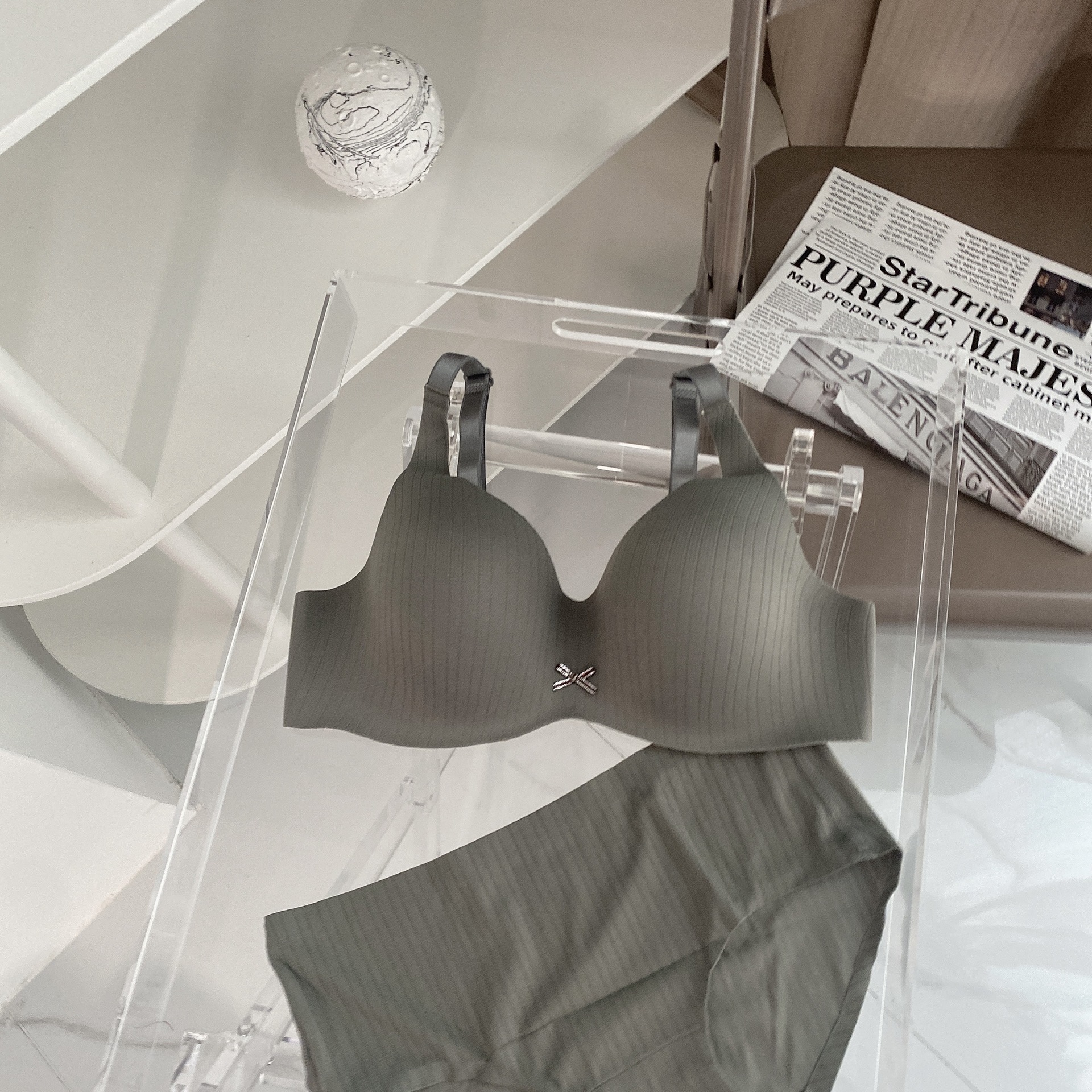 Nuevo producto de una pieza de ropa interior sin costuras a rayas para mujer, estilo ligero y transpirable, sujetador de látex sin anillo de acero