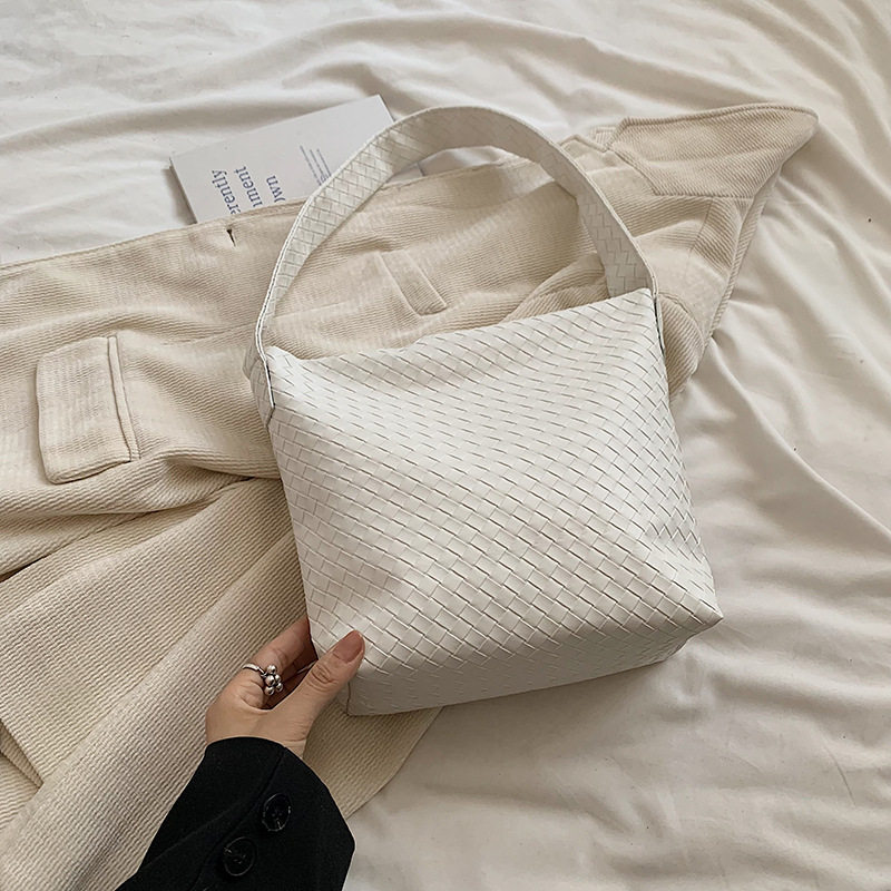 Bolsos de tejido de alta sensación para mujeres 2024 nueva moda coreana bolsas de hombro de viaje simple de gran capacidad