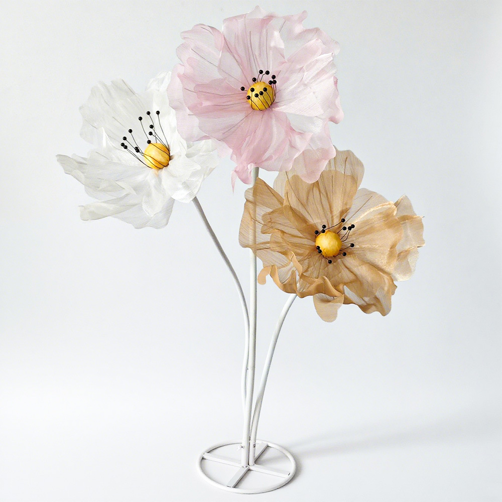 Flores hechas a mano de tela de seda perlada del centro comercial del hotel atrio escénico diseño fotográfico decoración de tarjetas de perforación al aire libre