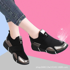 黒い運動靴の新型の通気性は一足で女性靴の高級カジュアルなトレーニングシューズを漕いでいます。