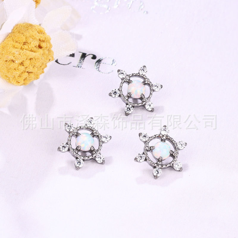 Silver pointed spike labret stud material detail