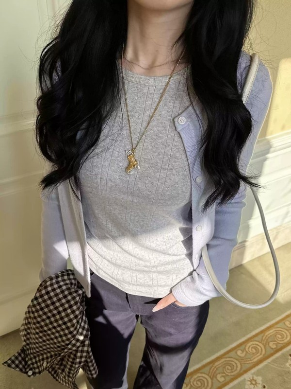 ベージュの丸い襟の長袖のtシャツの婦人服の秋の中に底のシャツのアルファベットの刺繍を掛けて身を修めます。|undefined