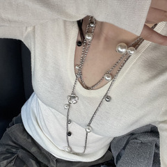 真珠の軽い豪華なネックレスのデザイン感の長い貝殻真珠のネックレスのセットは多層の白黒の百合のchokerをかぶせます。