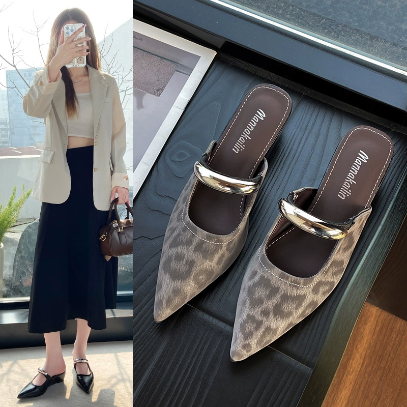 Темпераментный остроконечный металлический ремень с головкой и половиной тапочек 2025 новый наклон на каблуке на среднем каблуке туфли Мюллер на толстой подошве женские тапочки