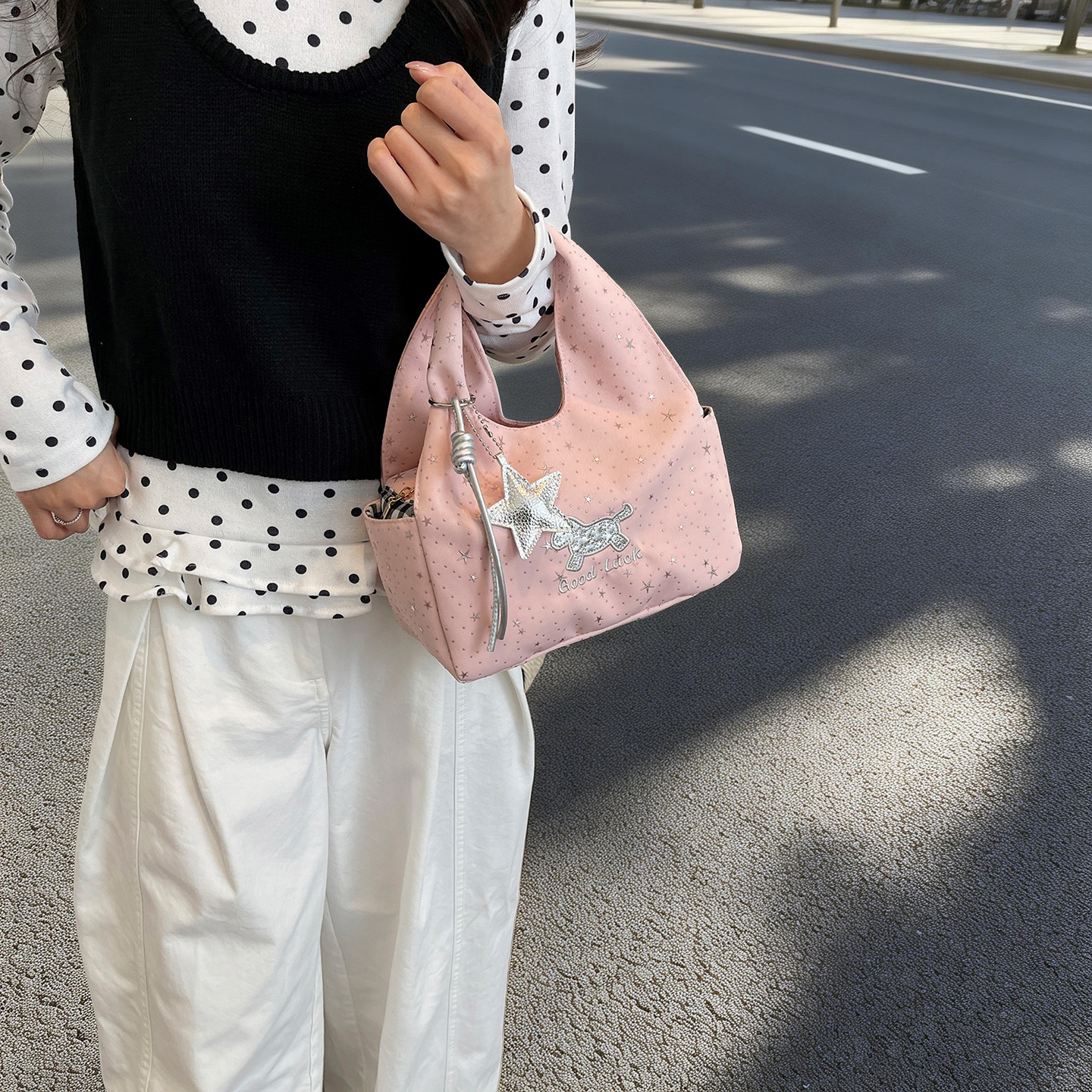 2026 nuevo bolso de mano de estrellas mujeres dulce arco de tendencia en un sentido de alta calidad ocio viaje bolsa universal