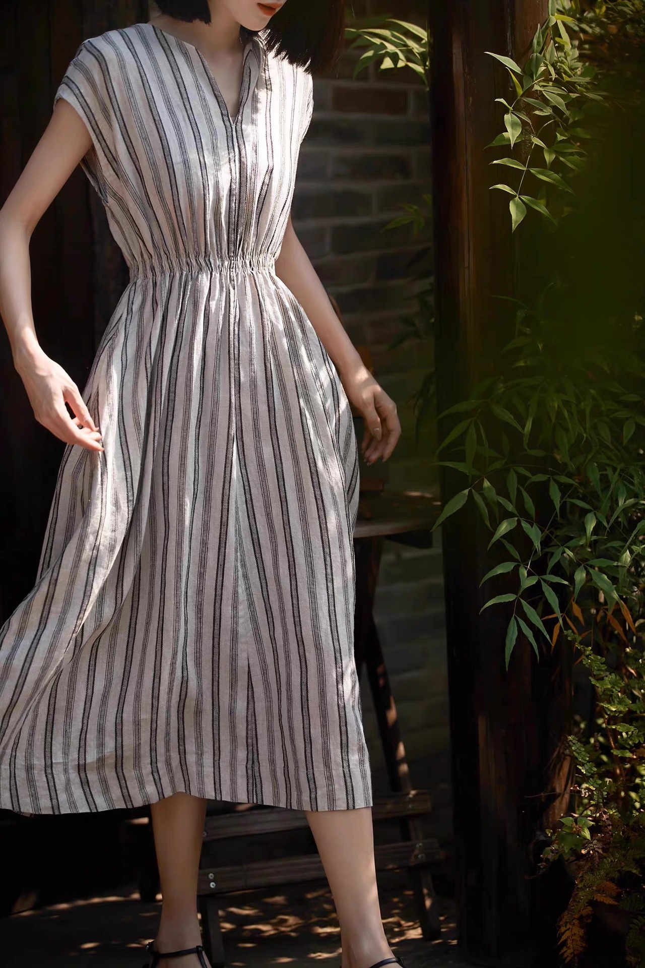 Đầm maxi nữ sọc xám linen V cổ đi làm — sọc chi tiết 3