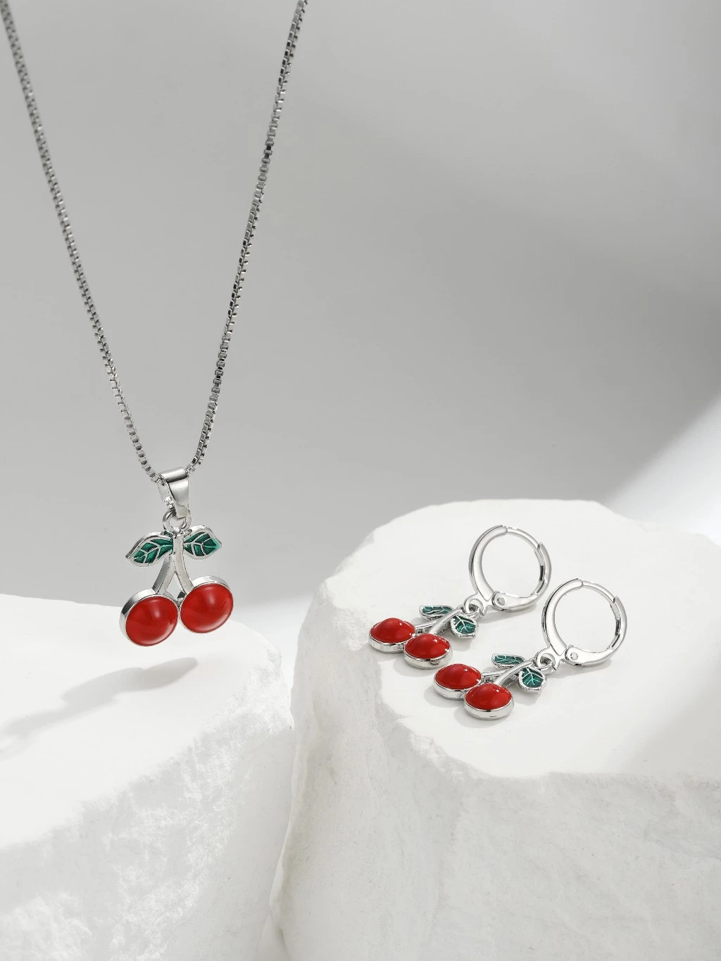 Explosiones transfronterizas coloridas cereza roja pintada a mano goteo de frutas series de joyería simple colgante de viento conjunto de aretes collar