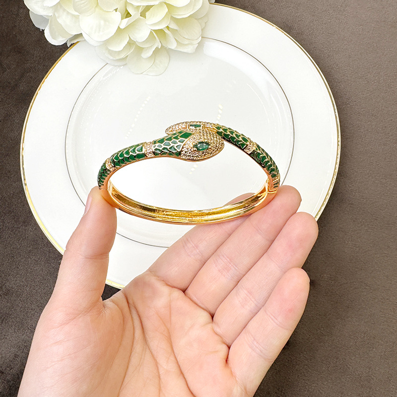 Brazaletes de serpiente de arena transfronteriza de 18 quilates, anillos de cabeza de serpiente de ojos verdes, joyas de mano chinas retro