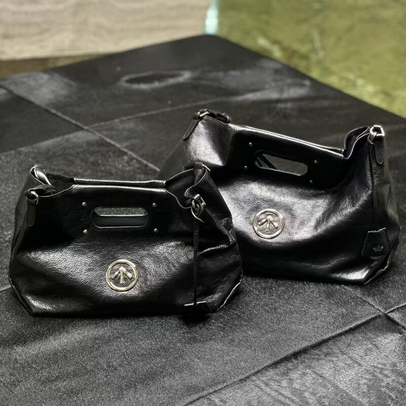 Grot Soft Carry Single-Shoulder Tote Bag Made of Vegetable-Tanned Wrinkled Sheepskin, Large Capacity, Fashionable Soft Bag for Commuting Grot Soft Carry Single-Shoulder Tote Bag Made of Vegetable-Tanned Wrinkled Sheepskin, Large Capacity, Fashionable Soft Bag for Commuting