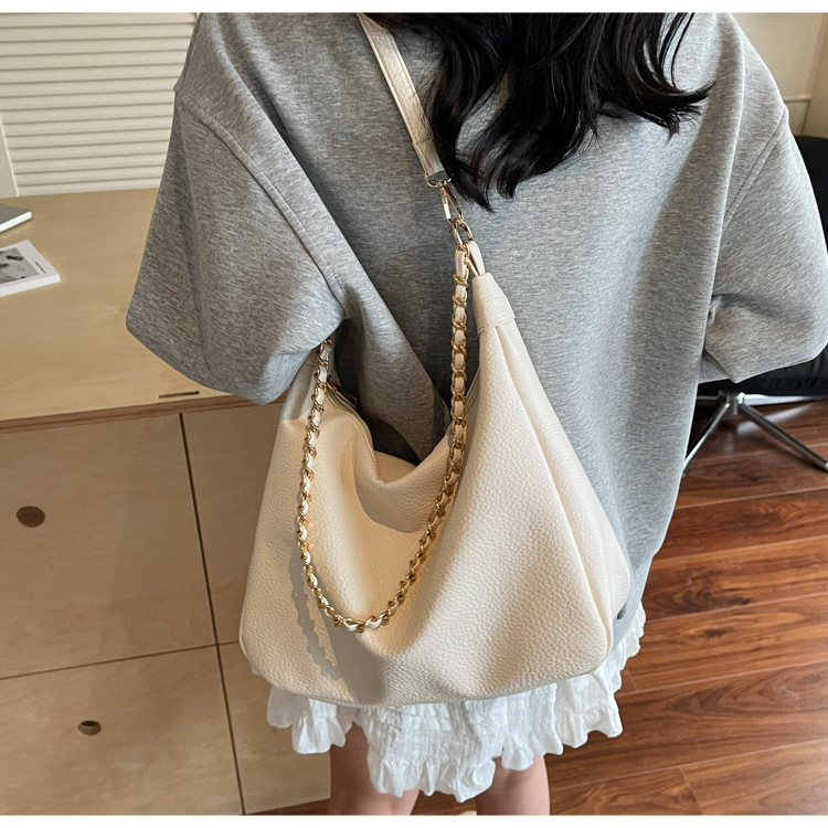 A niche, high-quality, large-capacity chain tote bag for women in the summer of 2025, a versatile and casual crossbody bag for students to commute to school undefined