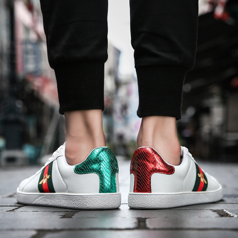 外貿情侶板鞋2022大碼時尚刺繡蜜蜂小白鞋明星同款學生運動鞋批發