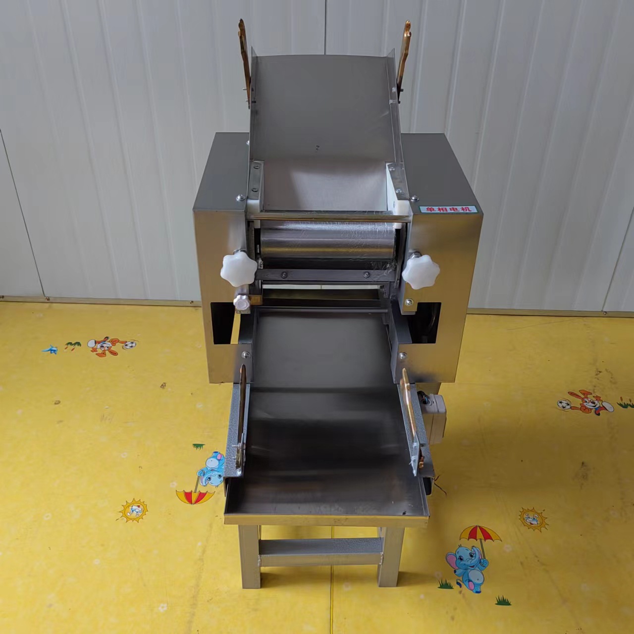 多功能电动压面出面条机 瓜果蔬菜辅食面条机 圆面条机价格