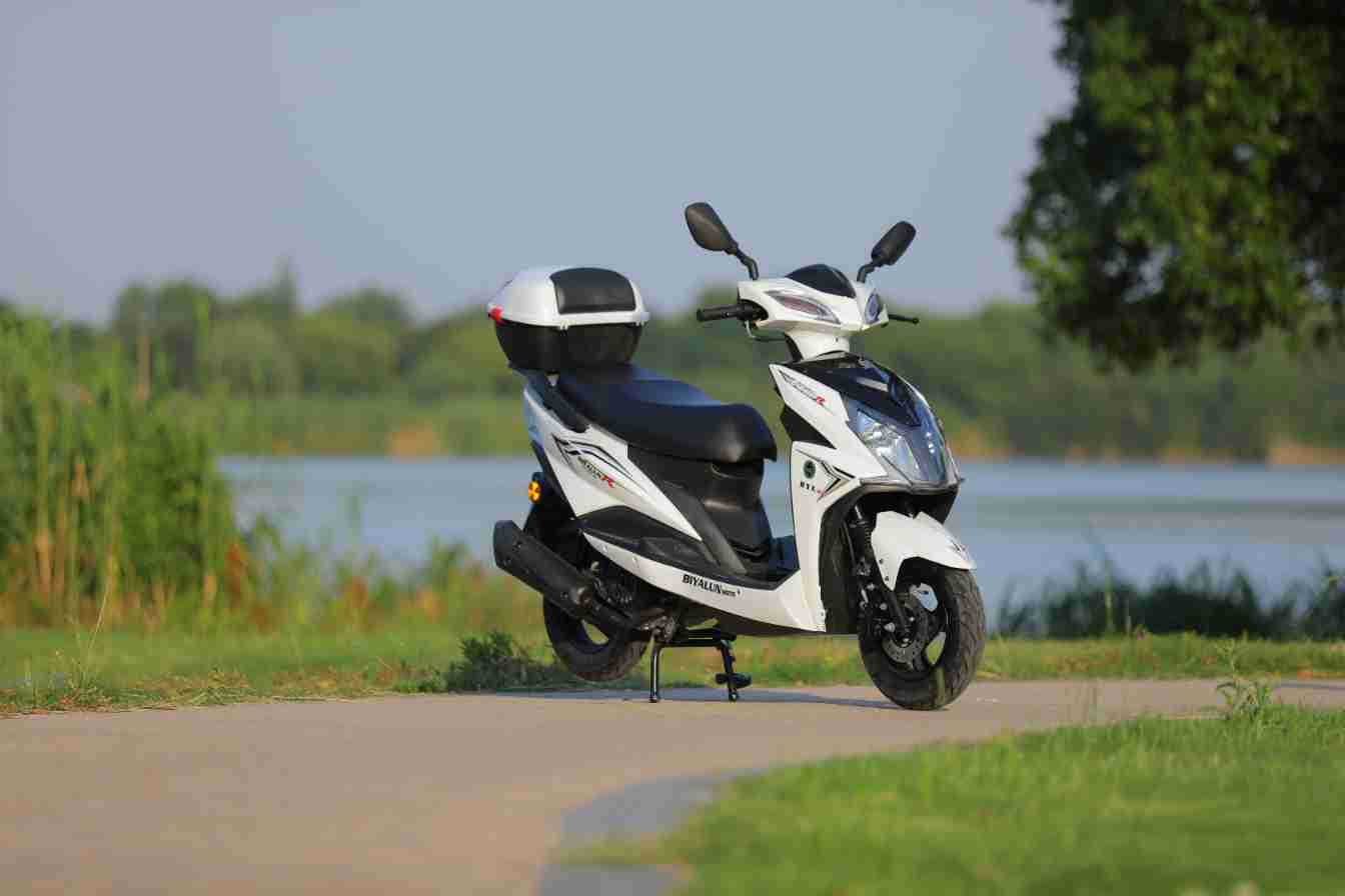 Brand New Domestic Fuel Scooter, High Power, Long Battery Life, Fuel-Saving Motorcycle, Adult Commuting and Long-Distance Running King