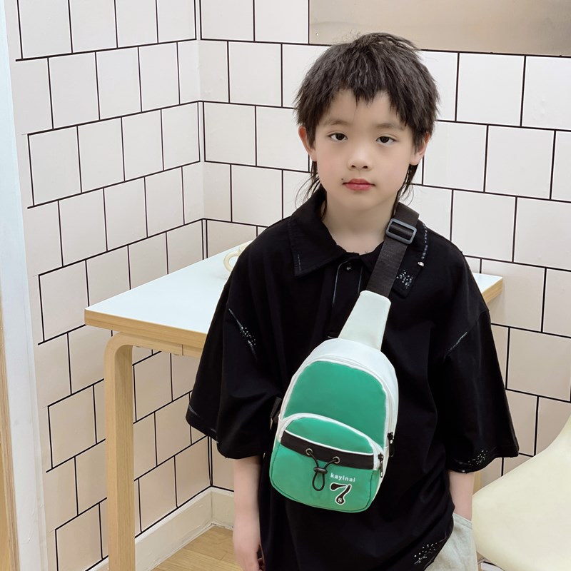 Versión coreana del popular bolso de pecho para niños y niñas, mini bolso de mensajero para niños de color de contraste de moda 2025 nueva tendencia de monedero para niños