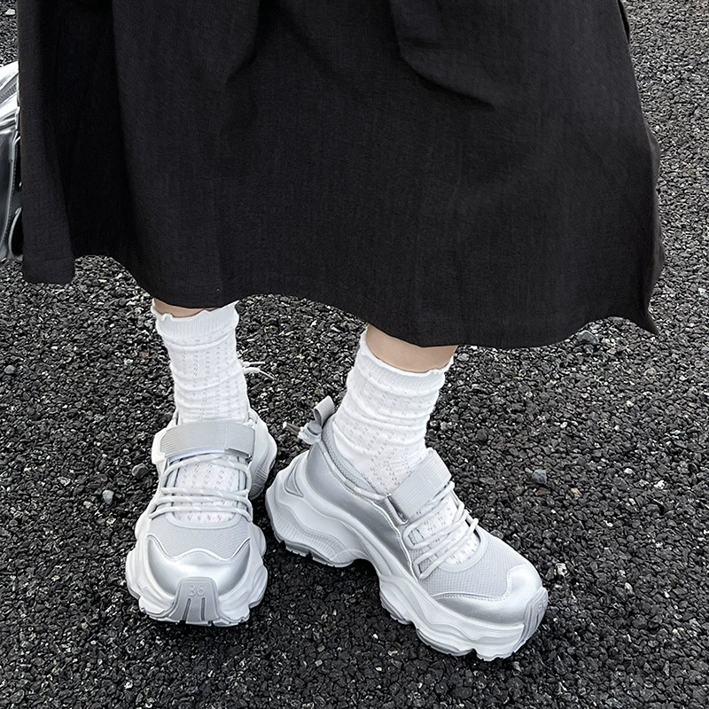 Женские летние кроссовки 2025 года, новые модели, высокие, на толстой подошве, серебристые, элитные, с вырезами, дышащие, спортивные, сетчатые, сандалии.