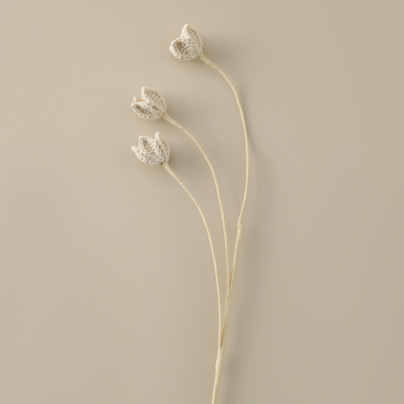 手作りのかぎ針編みのかわいい4つの小さな開花した完成品の小さな妖精の花の枝は、先生、恋人、親友に贈られ、幸福を意味します。|undefined