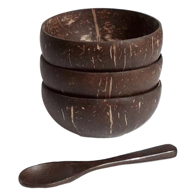 Tazón de coco natural estilo sudeste asiático, con cuchara y tenedor de madera, ideal para ensaladas o desayunos saludables
