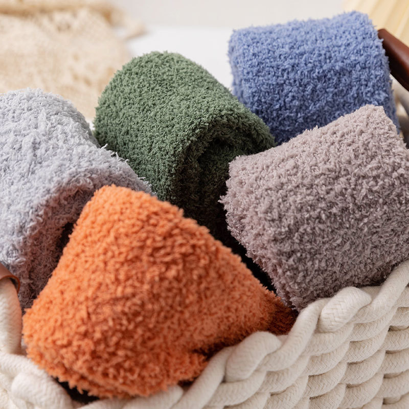 Medias de mujer sobre la rodilla calcetines altos cálido otoño e invierno Nuevos calcetines de terciopelo de coral de color sólido para mujer engrosados calcetines de dormir en casa