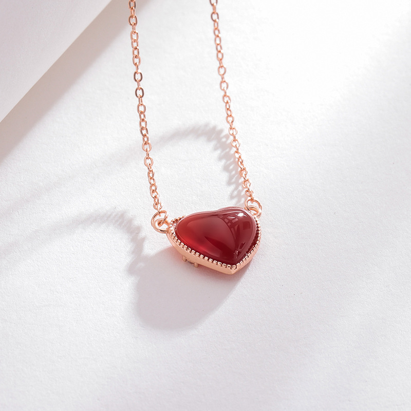 Collar de amor rojo S925 plata esterlina luz lujo nicho diseño sentido poco corazón rojo colgante melocotón corazón accesorios clavícula cadena femenina