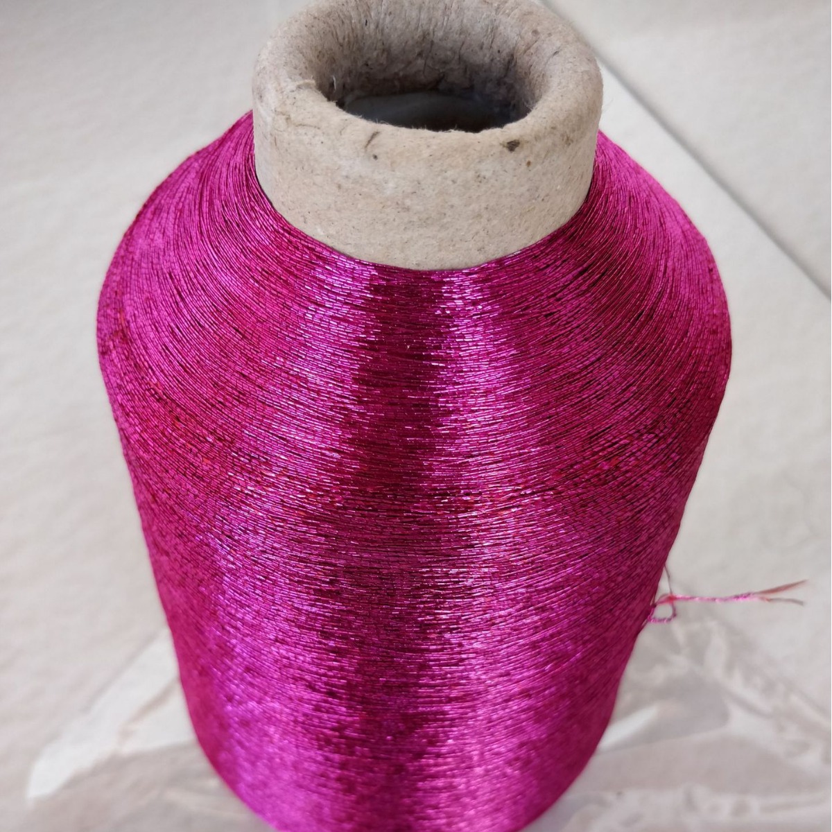 粉色葱丝合股锦纶单丝线玫瑰金葱丝合股线黑葱和白色棉纱缠绕起来