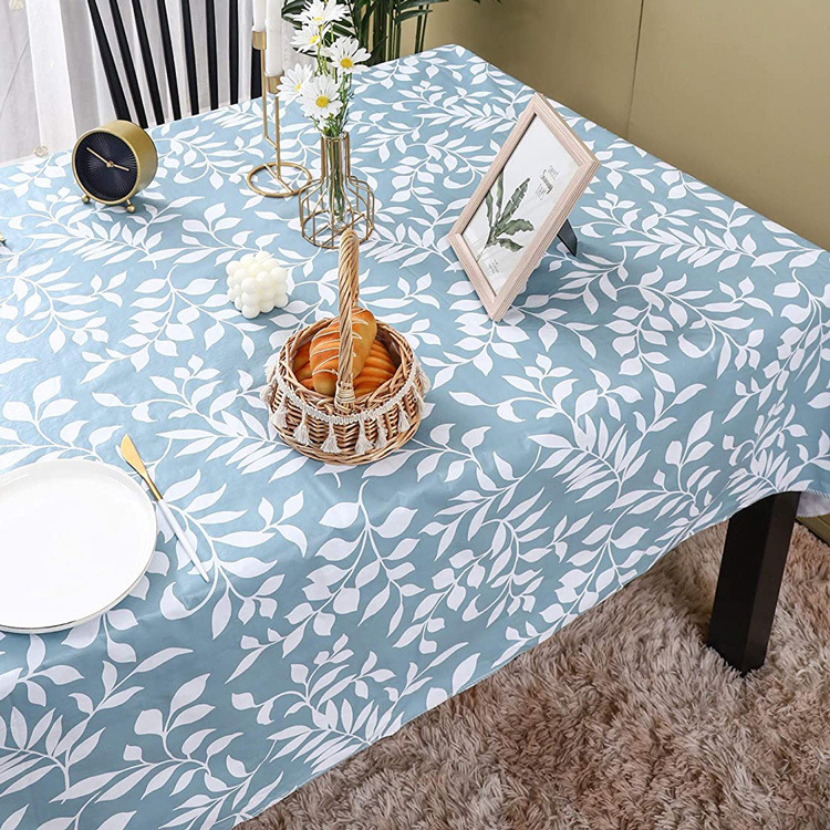 직선 가장자리가있는 푸른 잎