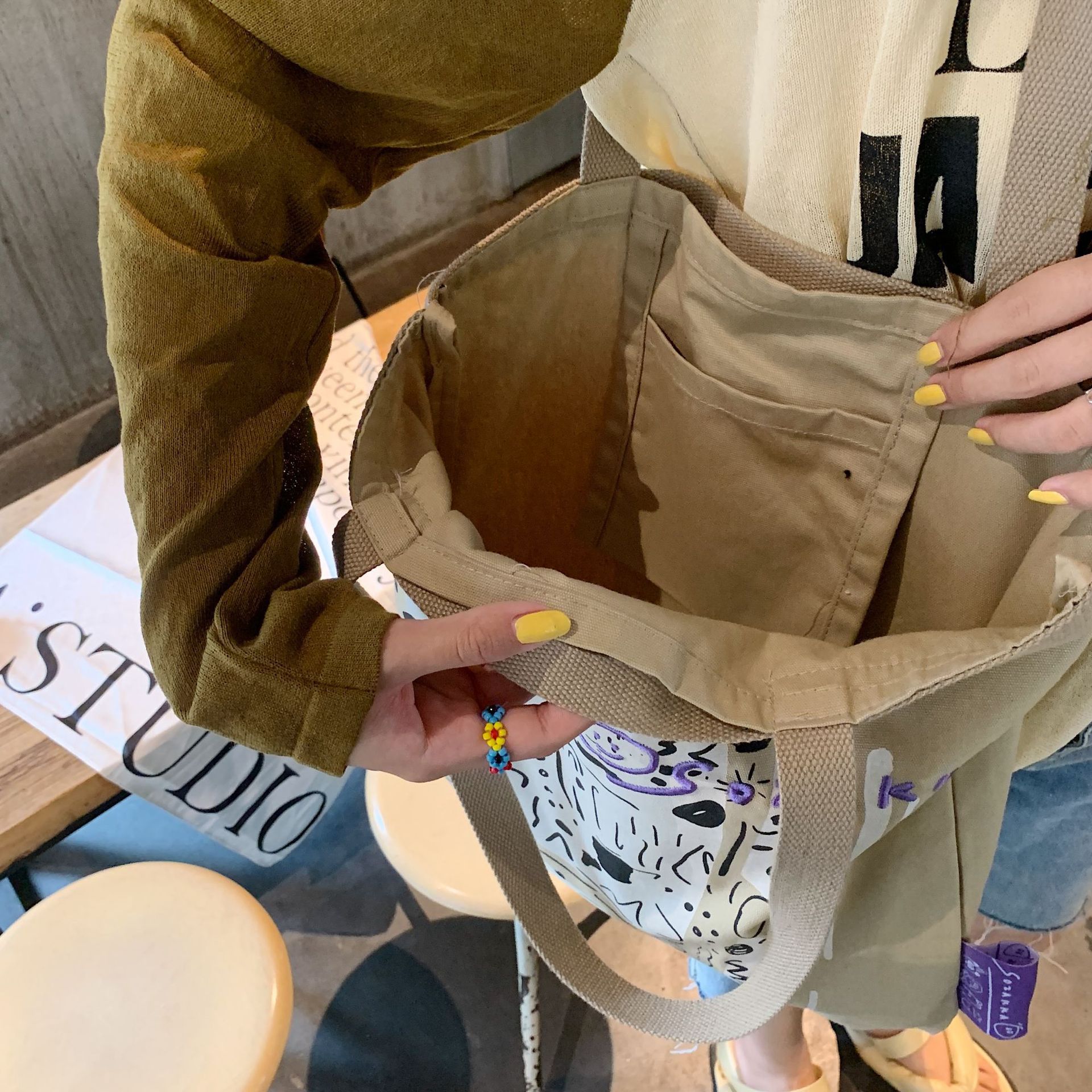 【 In Stock 】26102 letter graffiti printed canvas bag, large-capacity single-shoulder hand-carry shopping bag Tote from South Korea undefined