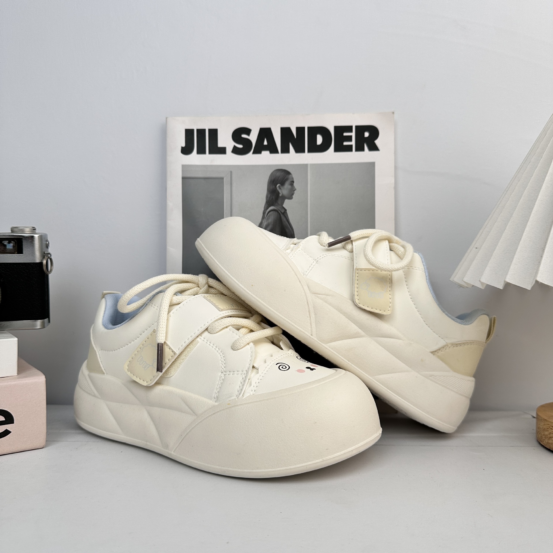 Zapatos de suela gruesa de larga onda para mujeres 2025 nuevos zapatos de nicho no chocan con zapatos blancos de primavera y otoño.