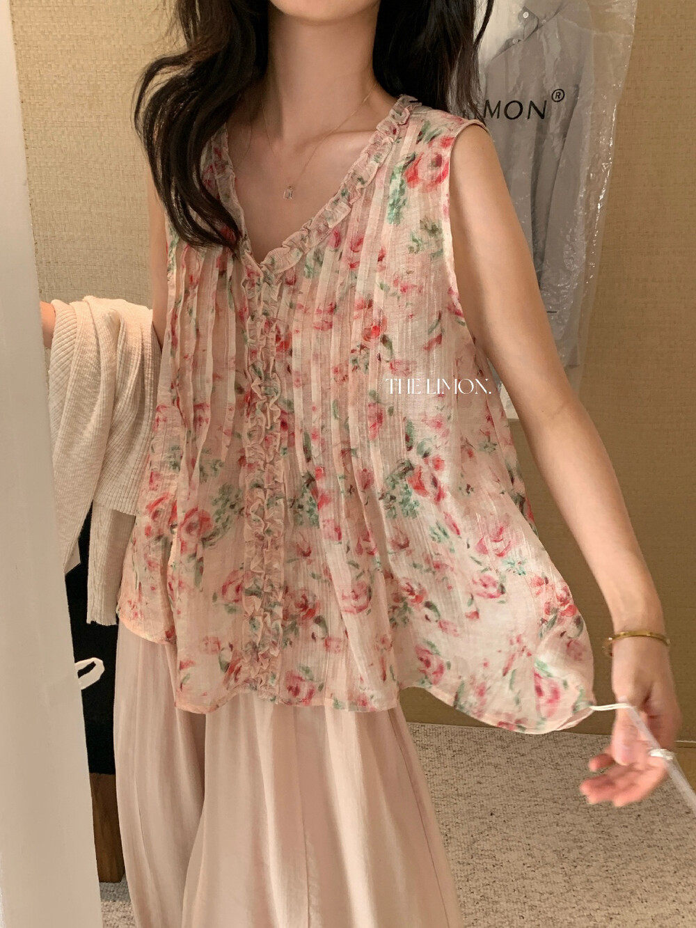 Áo sơ mi nữ cổ V tay phồng họa tiết hoa nhí viền ren — màu hồng chi tiết 16