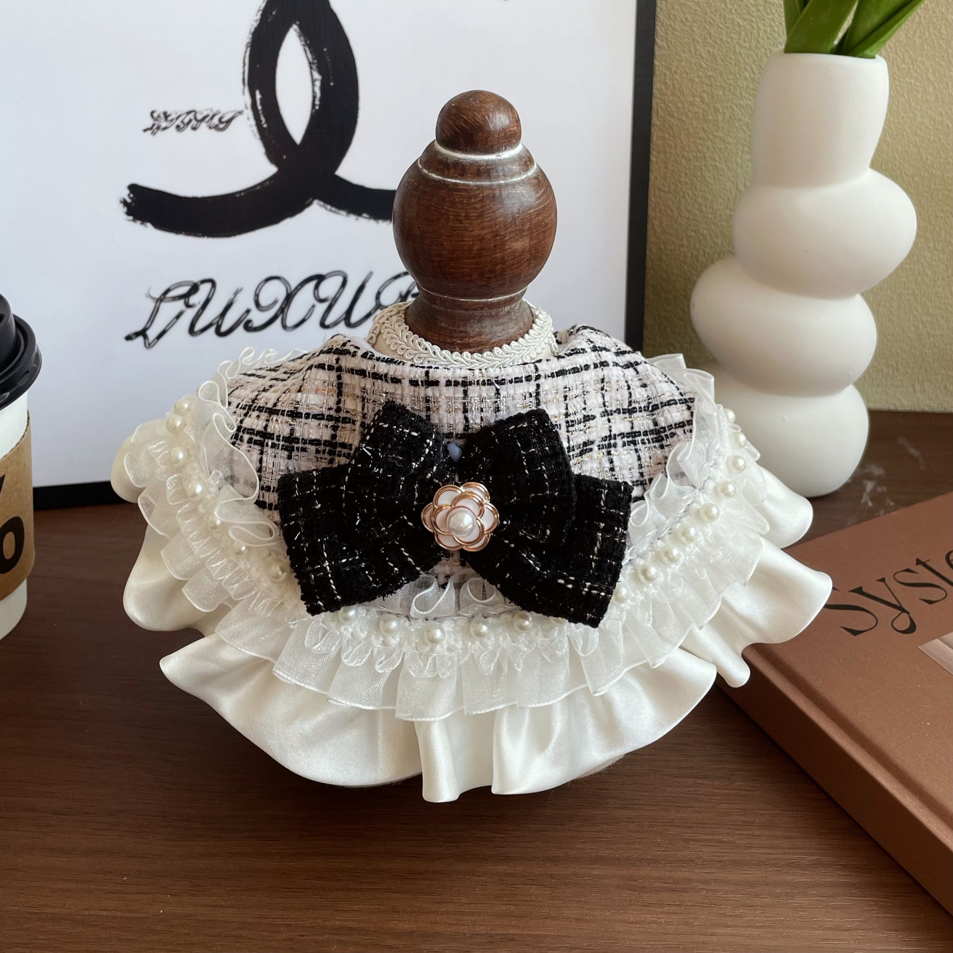 White chanel-style collar / S size within 2.5kg