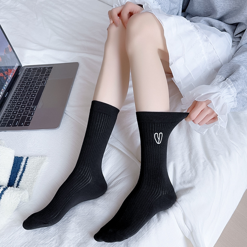 Calcetines de amor bordados para mujeres de verano delgados calcetines de mediana universal dulce calcetines de estilo universitario al por mayor