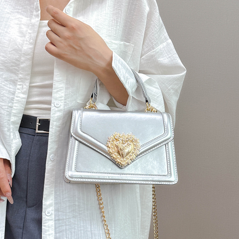 Bolso de cadena de textura transfronteriza 2025 nuevo bolso de amor bolso de hombro de sentido avanzado bolso de mensajero brillante de charol mujer