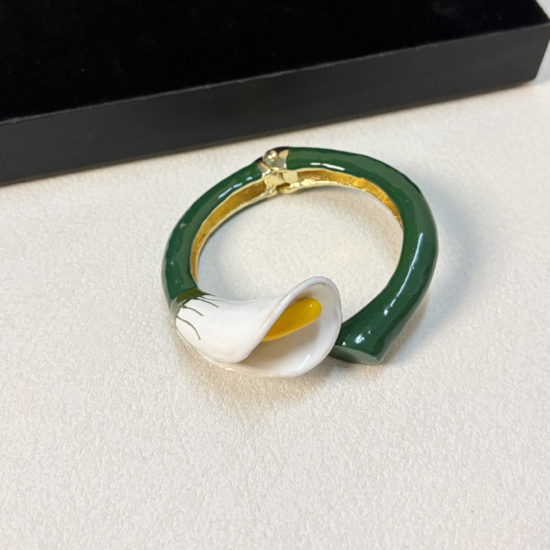 European and American vintage niche enamel oil-drip three-dimensional lily of the valley flower brooch, stylish and unique ring, bracelet, and necklace set