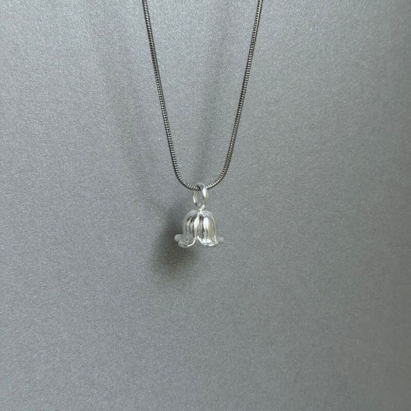 Copper-Plated Thick Silver Lily of the Valley Flower Necklace, Vintage Silver Color, Simple and Versatile, Suitable for Daily Wear, Unisex Jewelry, Ins Style Copper-Plated Thick Silver Lily of the Valley Flower Necklace, Vintage Silver Color, Simple and Versatile, Suitable for Daily Wear, Unisex Jewelry, Ins Style